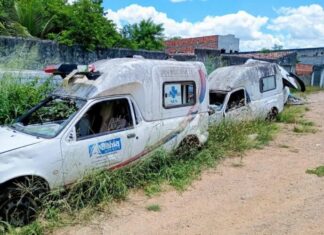 Sucatas ficam atrás de escola que governador vai entregar e são ameaça à saúde em Serra Preta