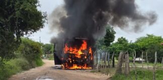 Ônibus escolar que levava crianças pega fogo na zona rural na Bahia