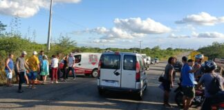 Jovem fica ferida após colisão entre moto e carro na BA-411; condutor do veículo é padrinho da vítima