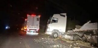 Colisão entre carretas deixa motorista preso às ferragens na BR-324