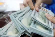 Dólar sobe 0,74% e volta a fechar acima de R$ 5