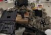 Faccionada é flagrada com arma, munições de fuzil e drogas em Feira de Santana
