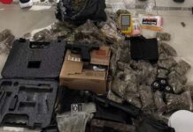 Faccionada é flagrada com arma, munições de fuzil e drogas em Feira de Santana