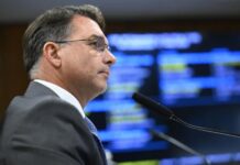 Justiça baiana proíbe entrega de título de Cidadão de Salvador a Flávio Bolsonaro